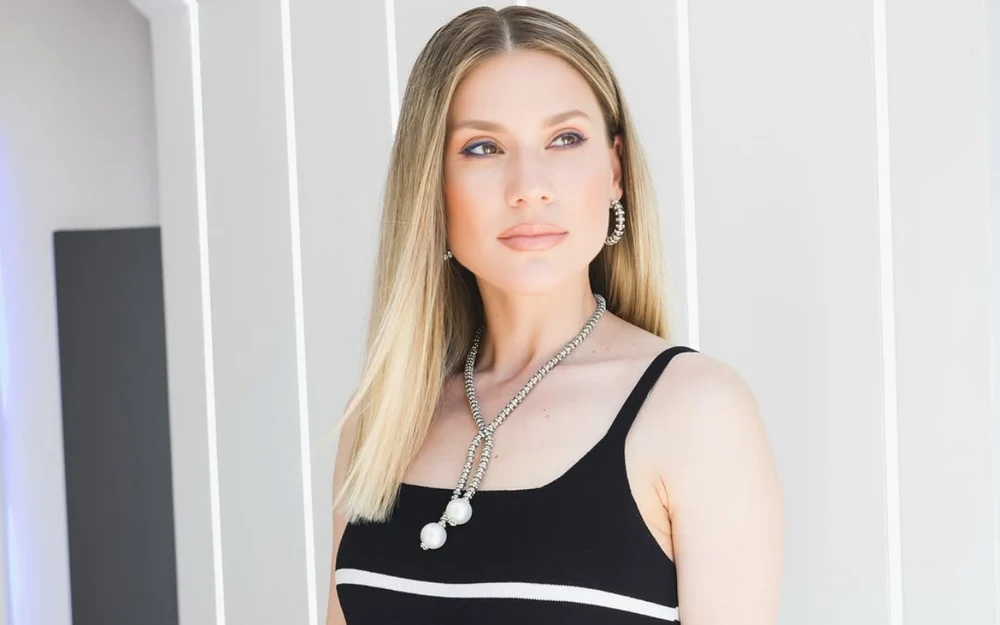 Tily Niculae, dovadă de bunătate și respect față de femeia care întreține curățenia în blocul ei